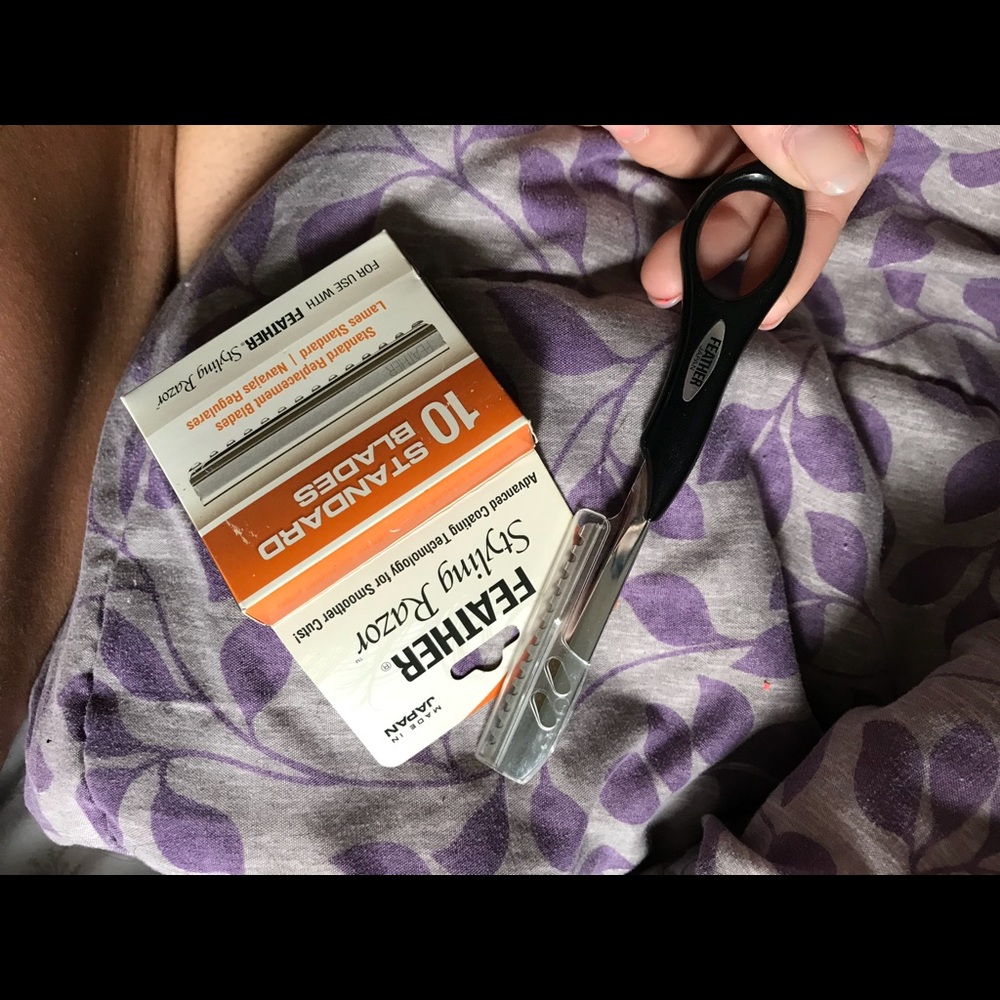 Feather japan straight razor with 10 blade pack